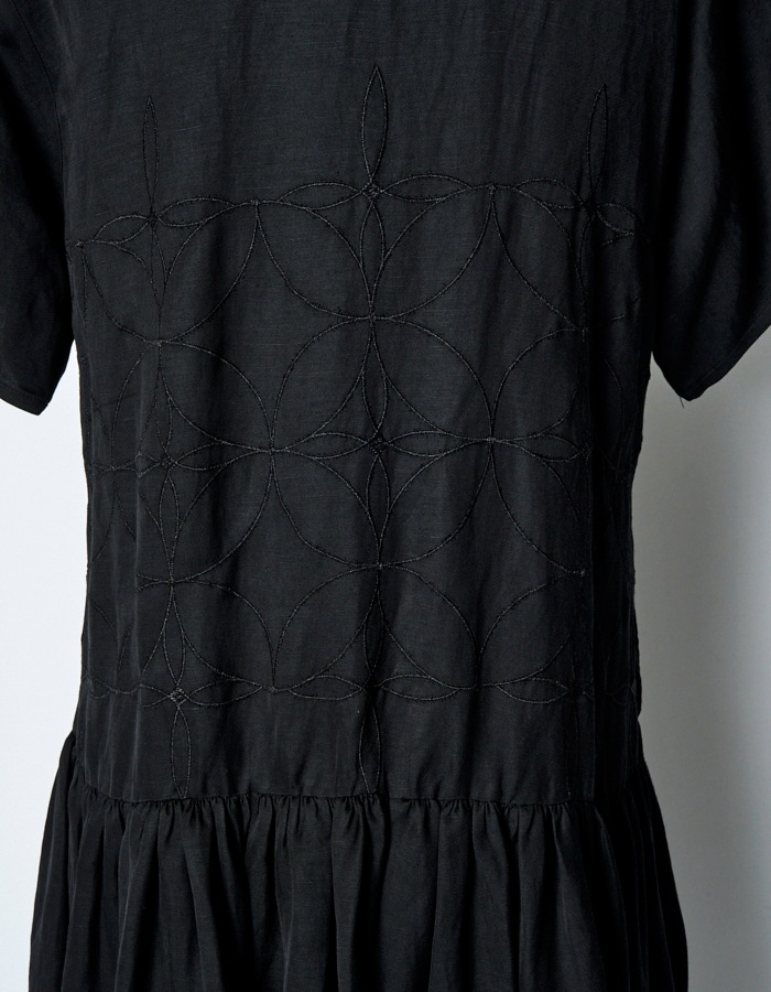 Tapa Pattern Embroidery Dress / black