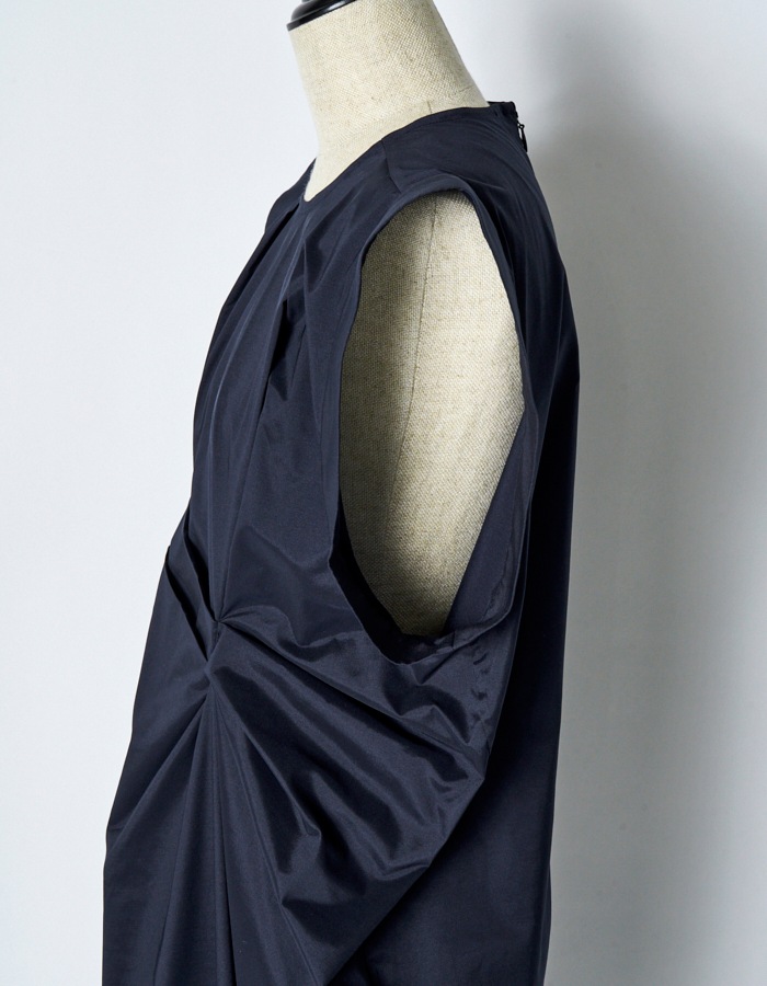 Layered Tuck Dress / navy