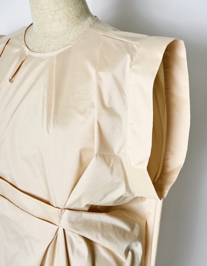 Layered Tuck Dress / beige