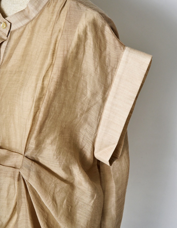 Layered Tuck Sleeveless Blouse / beige