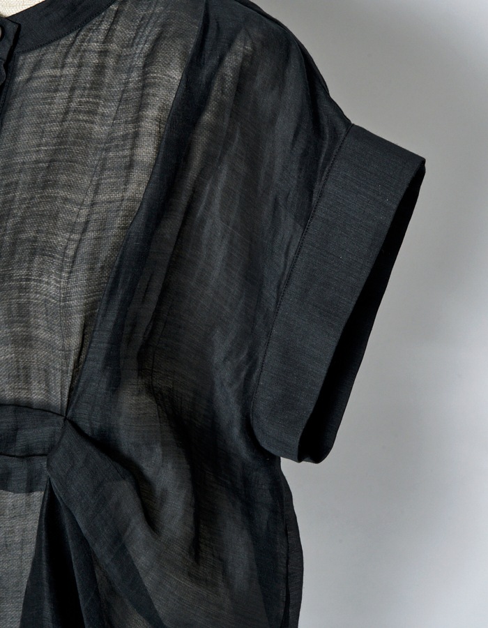 Layered Tuck Sleeveless Blouse / navy