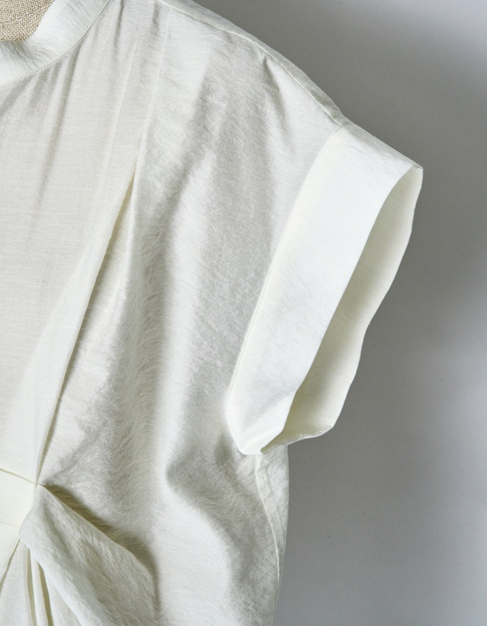 Layered Tuck Sleeveless Blouse / white