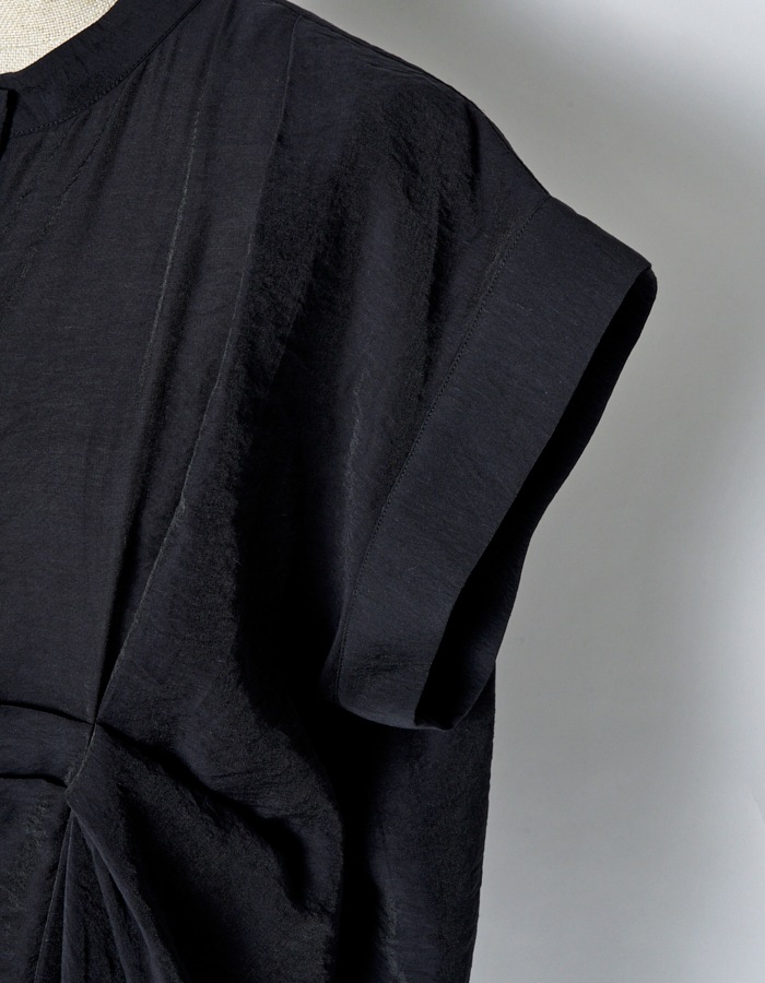 Layered Tuck Sleeveless Blouse / black