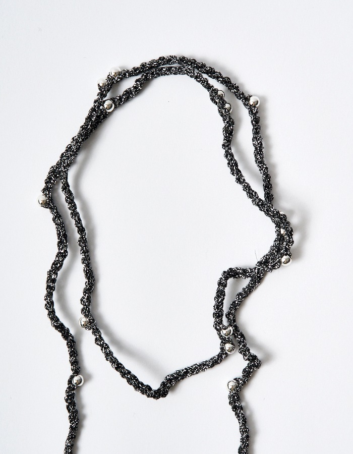 Bond Yarn Beads Choker / silver