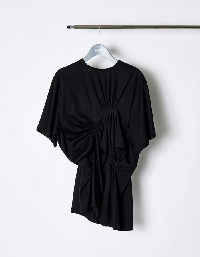 Bundled Tuck Cutsew Tops / black