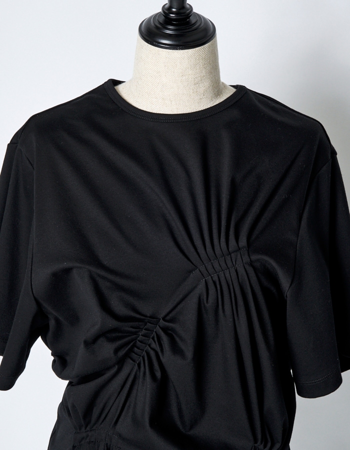 Bundled Tuck Cutsew Tops / black