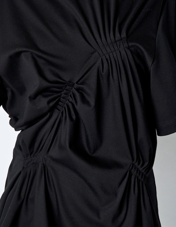 Bundled Tuck Cutsew Tops / black