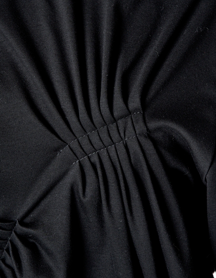 Bundled Tuck Cutsew Tops / black