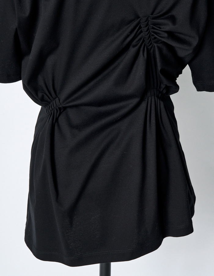 Bundled Tuck Cutsew Tops / black