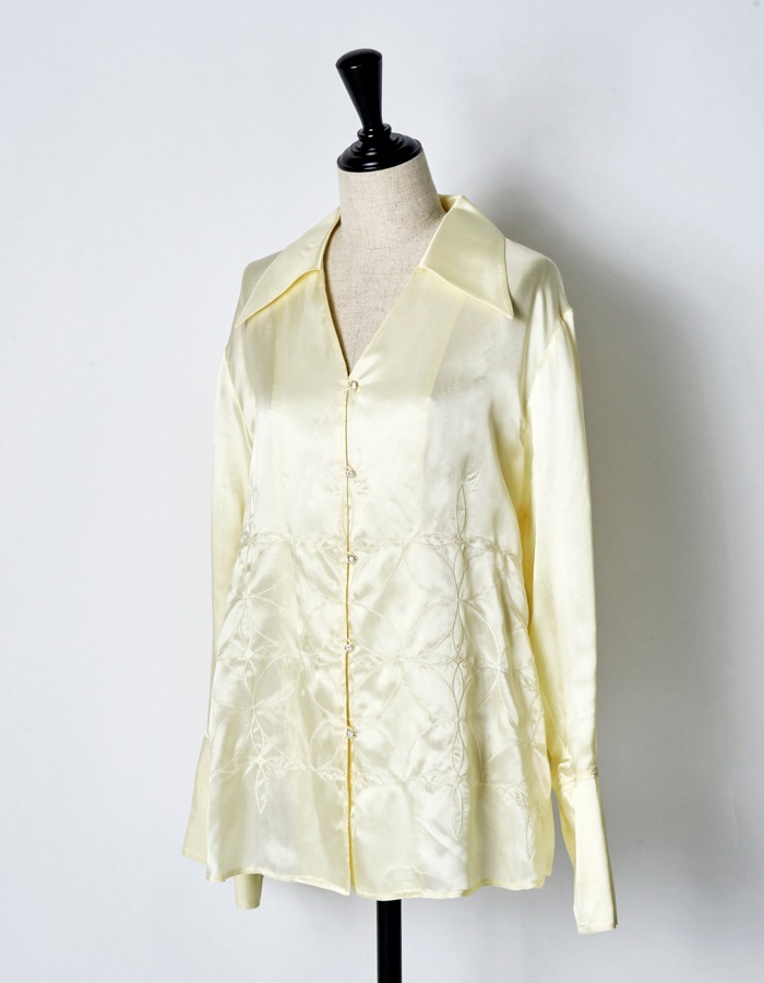 Tapa Pattern Embroidery Shirt / off white