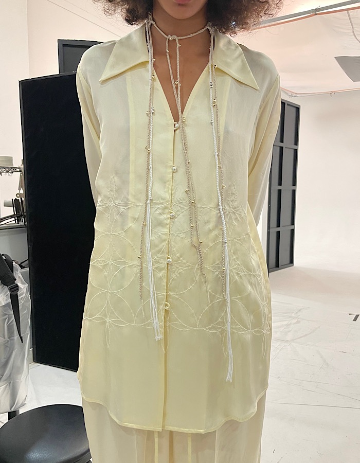 Tapa Pattern Embroidery Shirt / off white