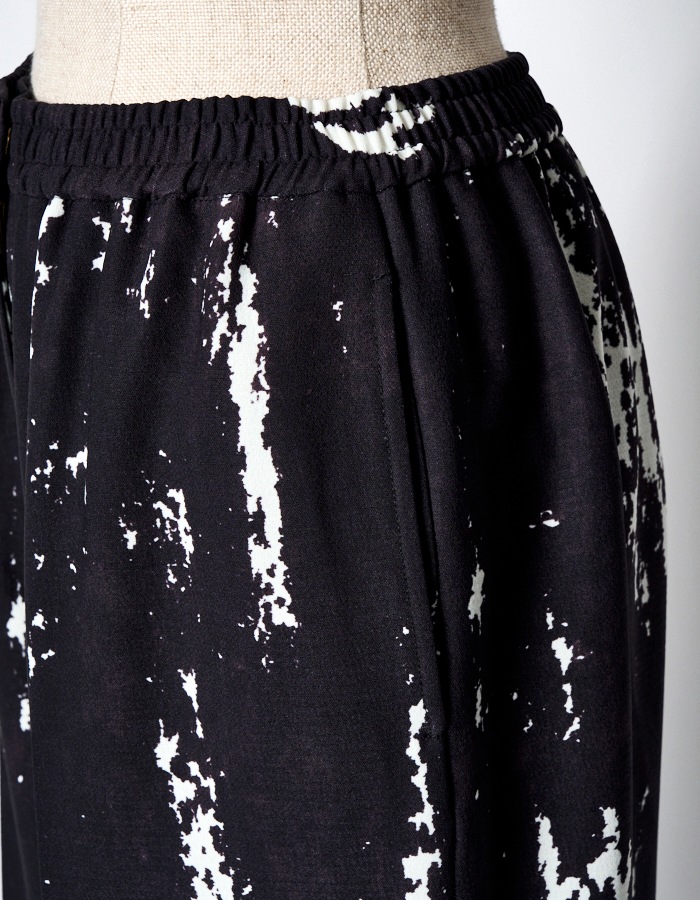Woodpecker Print Trousers / black