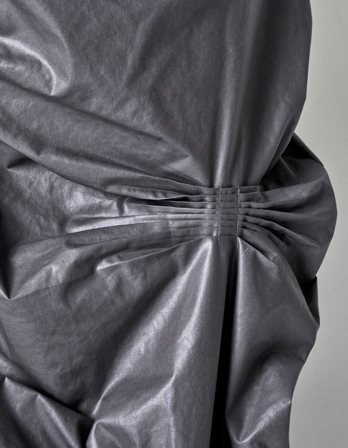 Bundled Tuck Skirt / gray