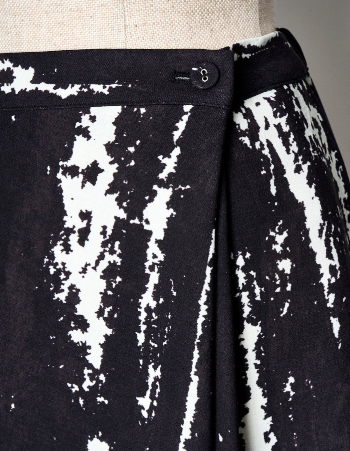 Woodpecker Print Skirt / black