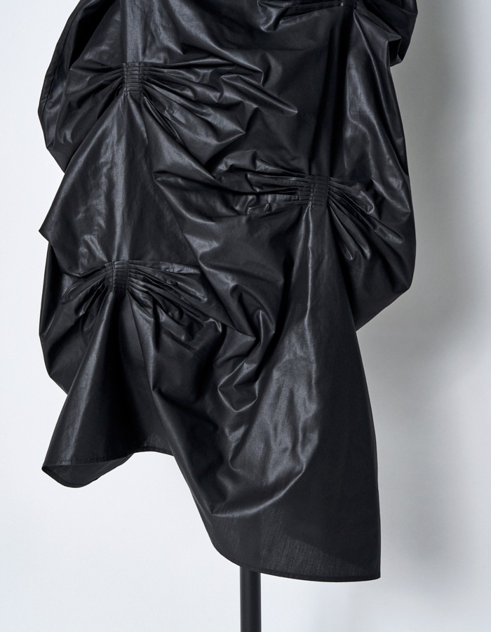 Bundled Tuck Skirt / black