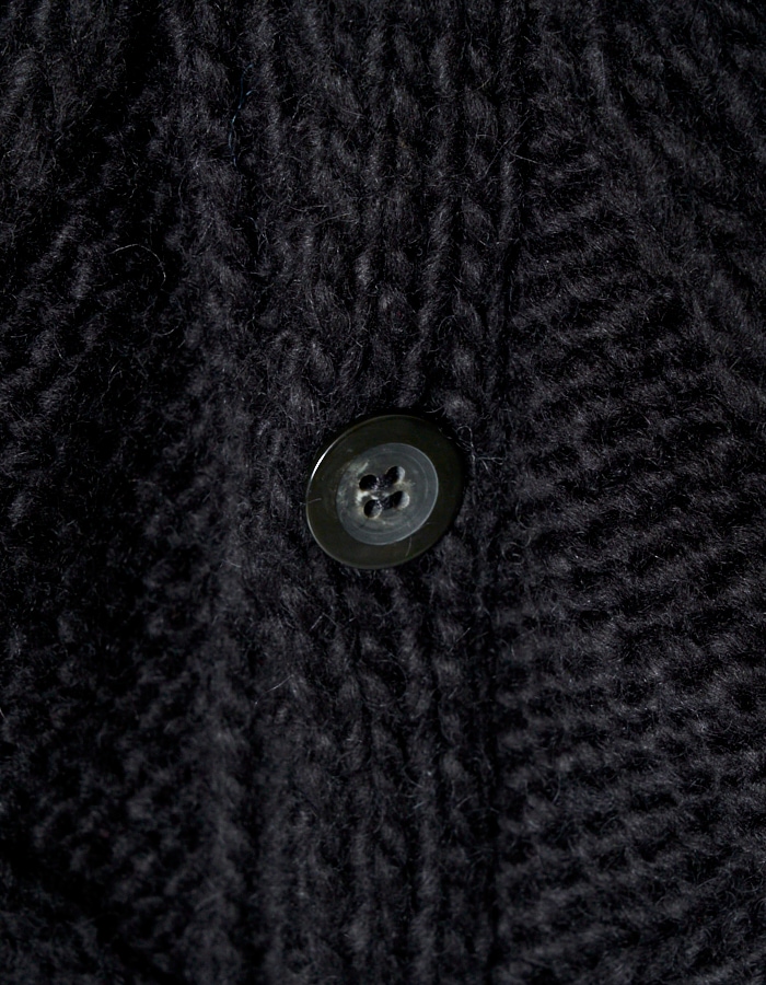 Deformation Cable Knit Cardigan / black | TOPS,KNIT | RUMCHE