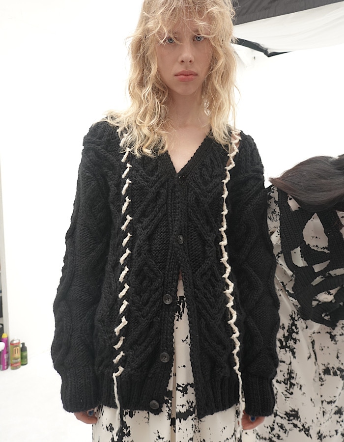 Deformation Cable Knit Cardigan / black | TOPS,KNIT | RUMCHE