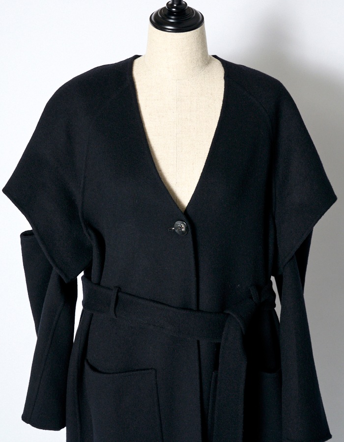 Cutout Shoulder River Coat / black