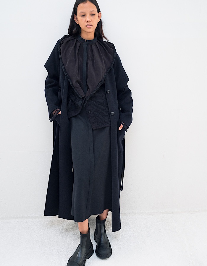 Cutout Shoulder River Coat / black