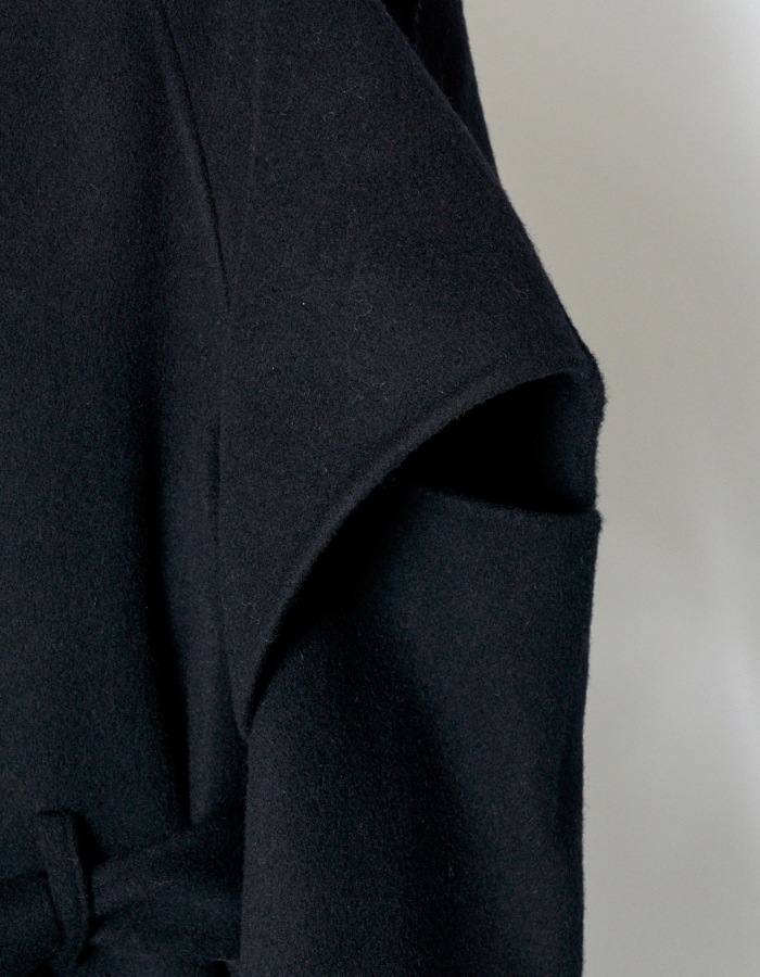 Cutout Shoulder River Coat / black