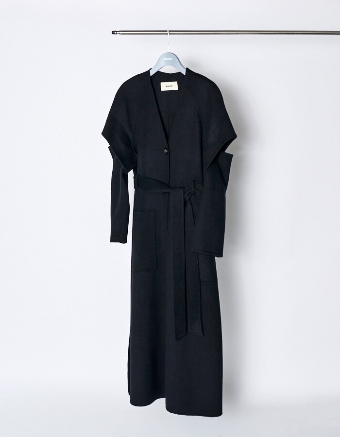 Cutout Shoulder River Coat / black