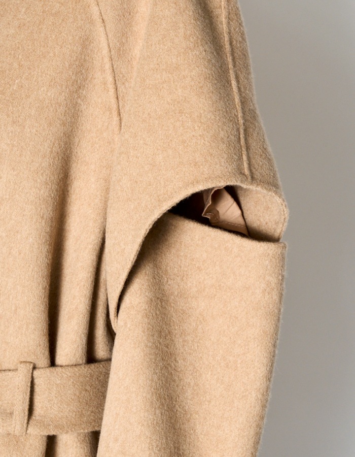 Cutout Shoulder River Coat / camel