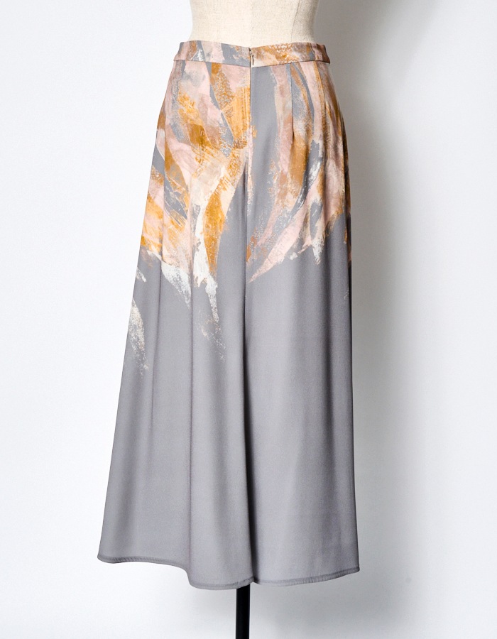 Wing Panel Print Skirt / gray