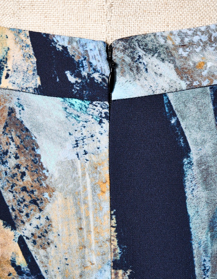 Wing Panel Print Skirt / navy