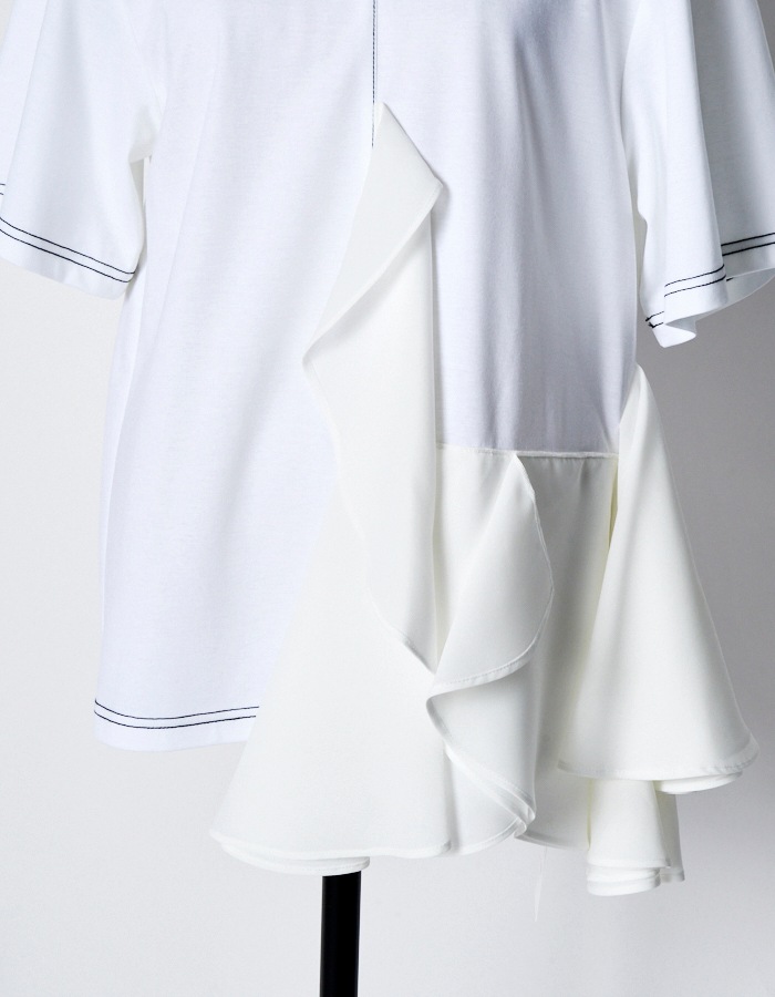Moon Ruffle Cutsew Tops / white