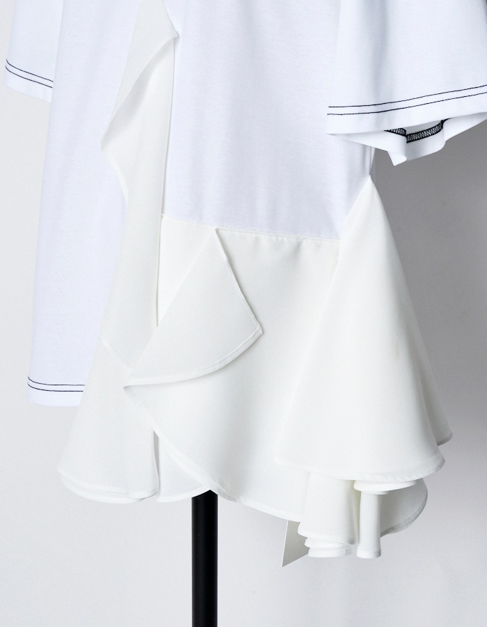 Moon Ruffle Cutsew Tops / white