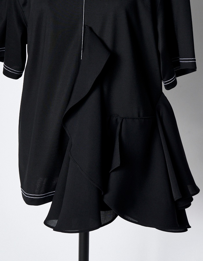 Moon Ruffle Cutsew Tops / black