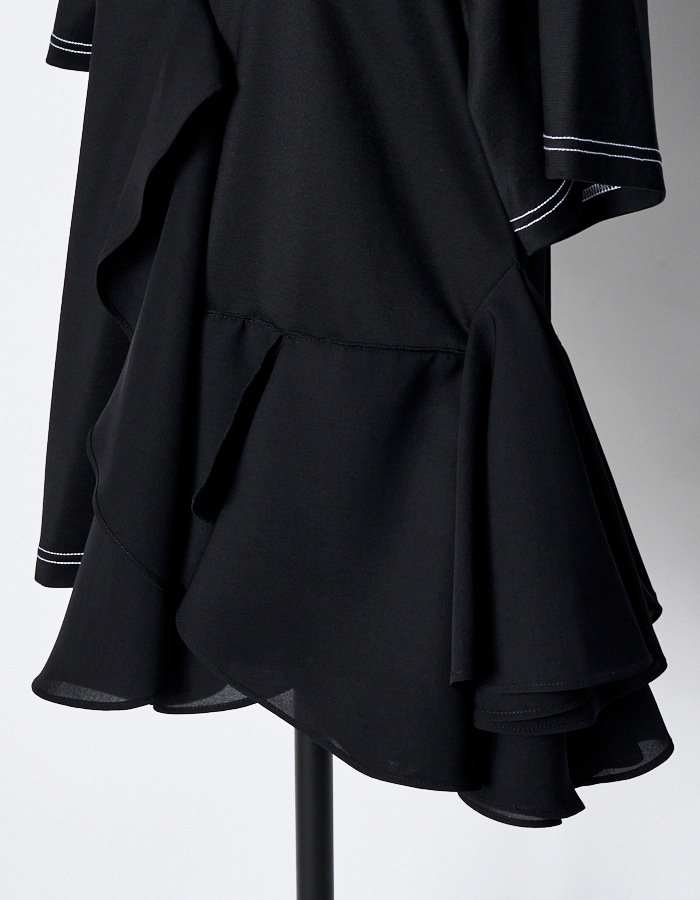 Moon Ruffle Cutsew Tops / black