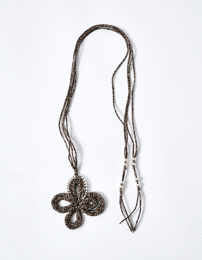 Flower Bond Yarn Choker / gold