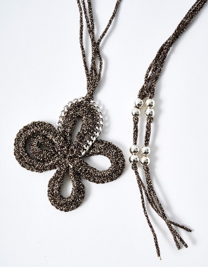 Flower Bond Yarn Choker / gold