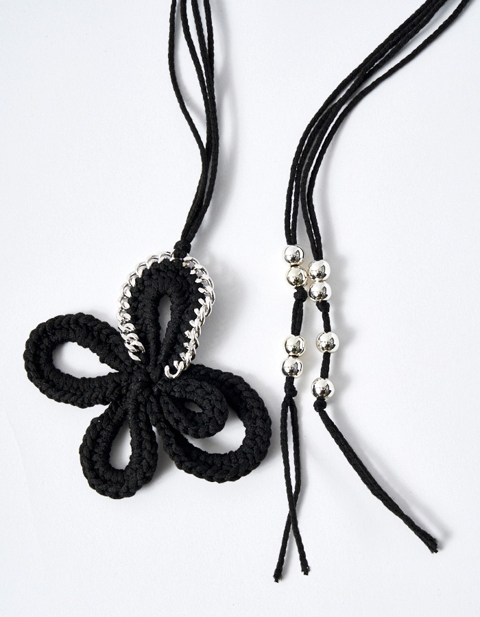 Flower Bond Yarn Choker / black