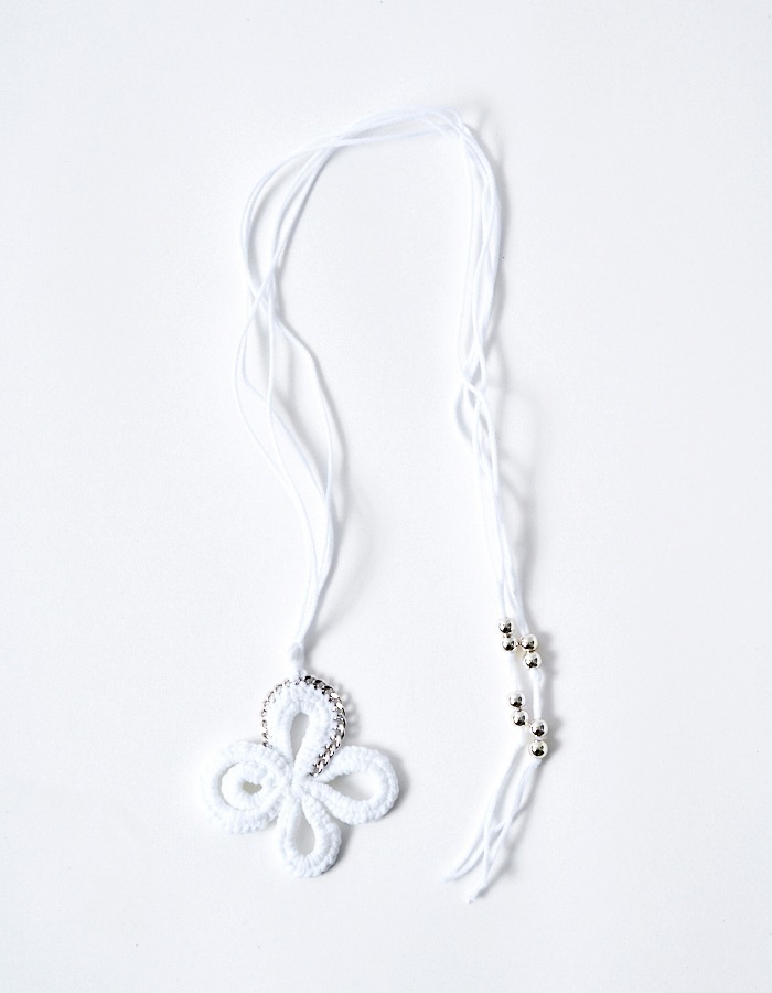 Flower Bond Yarn Choker / white