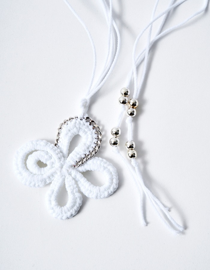 Flower Bond Yarn Choker / white