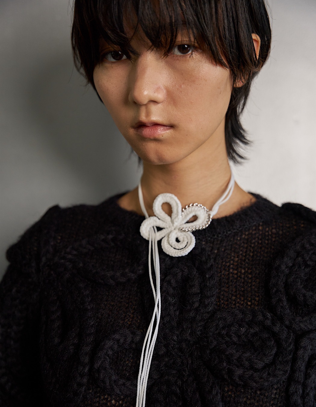 Flower Bond Yarn Choker / white