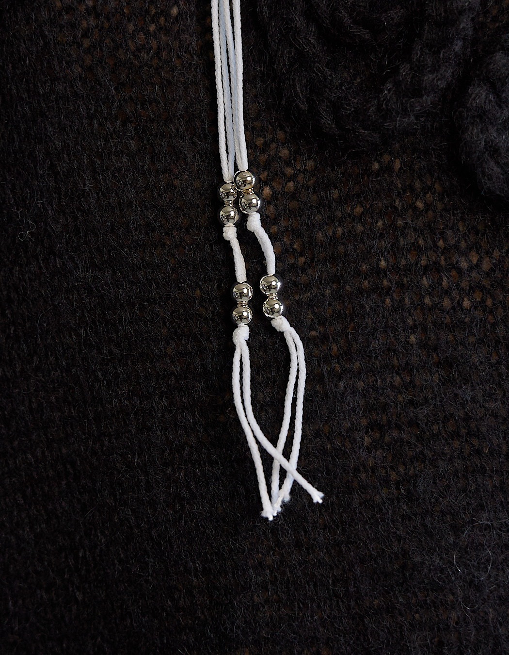 Flower Bond Yarn Choker / white