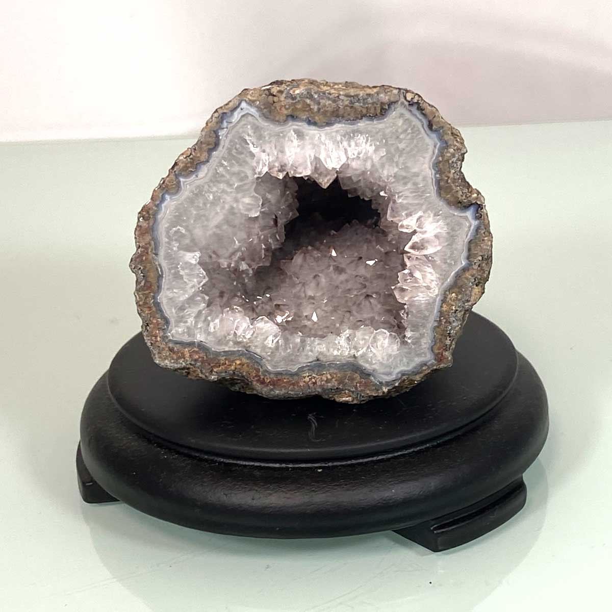 水晶ジオード 晶洞 台座付き｜淡色アメジスト含有 瑪瑙縁 天然原石