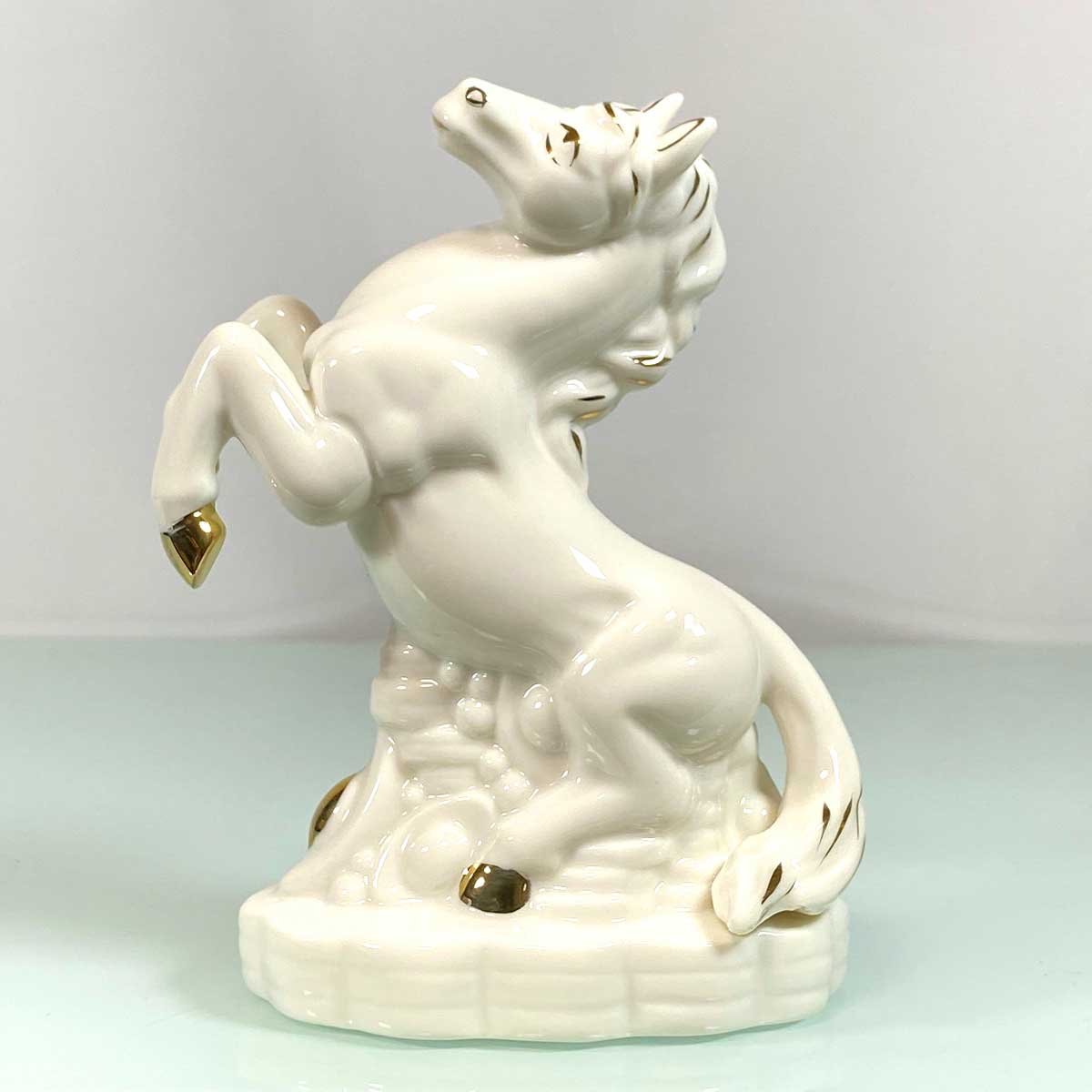 開運 白馬 陶器製置物（高さ13.5cm）｜金運・仕事運・勝負運を