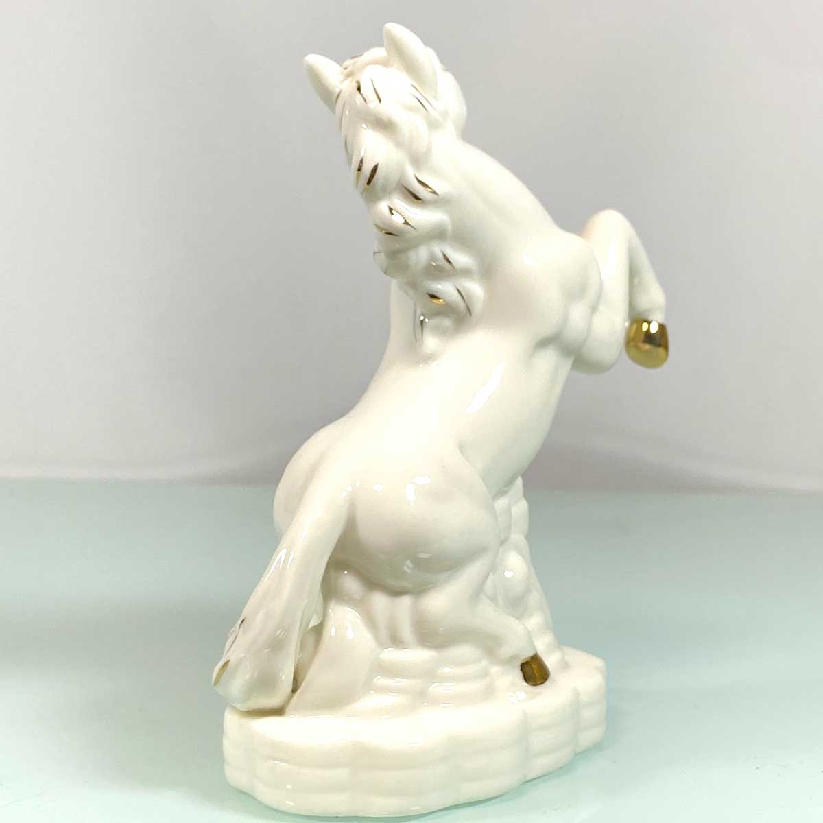 開運 白馬 陶器製置物（高さ13.5cm）｜金運・仕事運・勝負運を