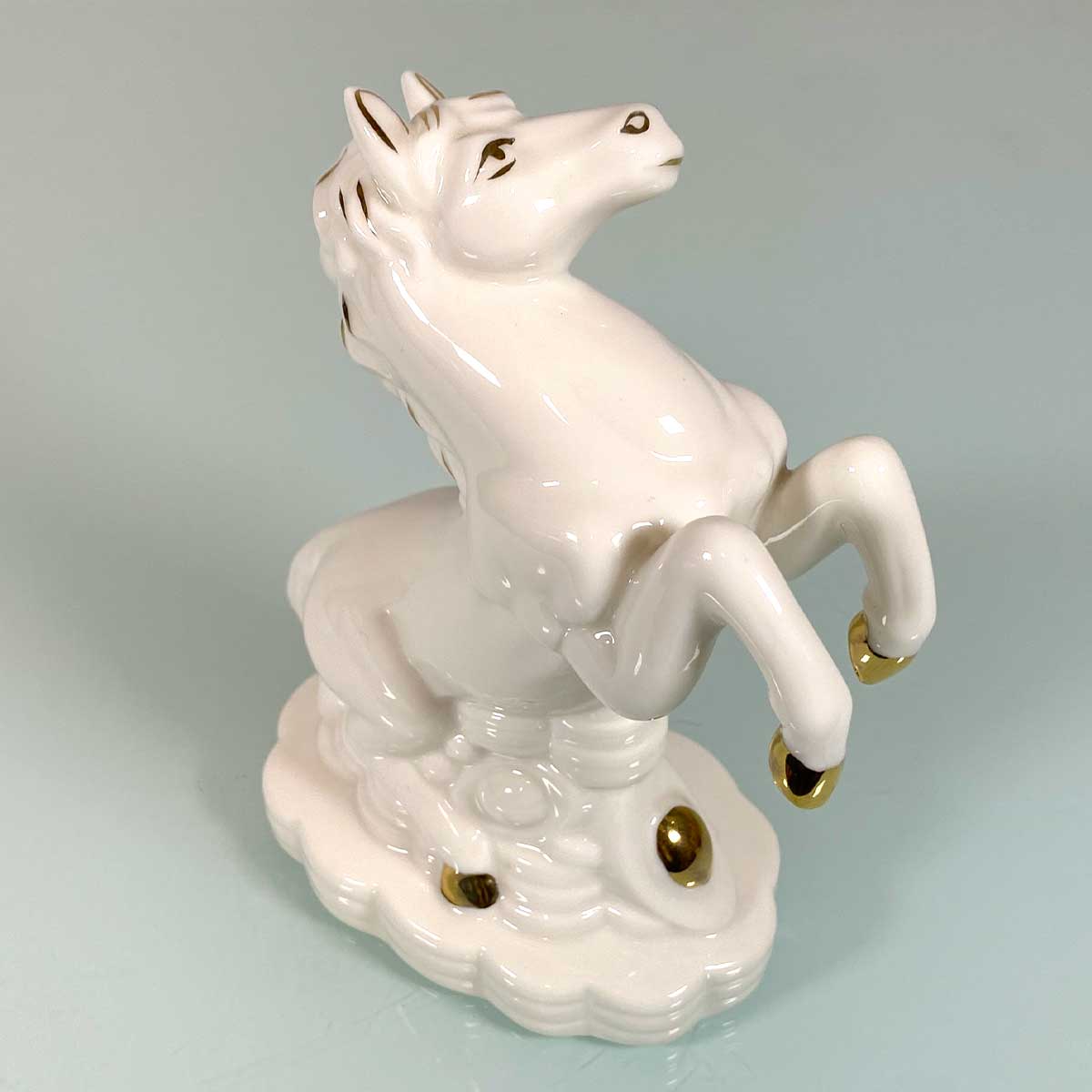 開運 白馬 陶器製置物（高さ13.5cm）｜金運・仕事運・勝負運を