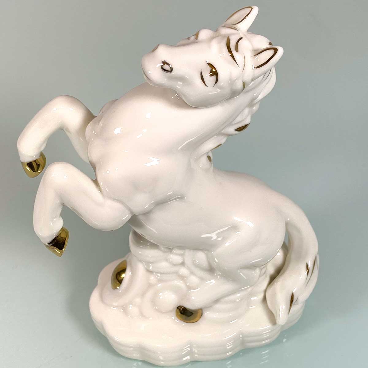 開運 白馬 陶器製置物（高さ13.5cm）｜金運・仕事運・勝負運を