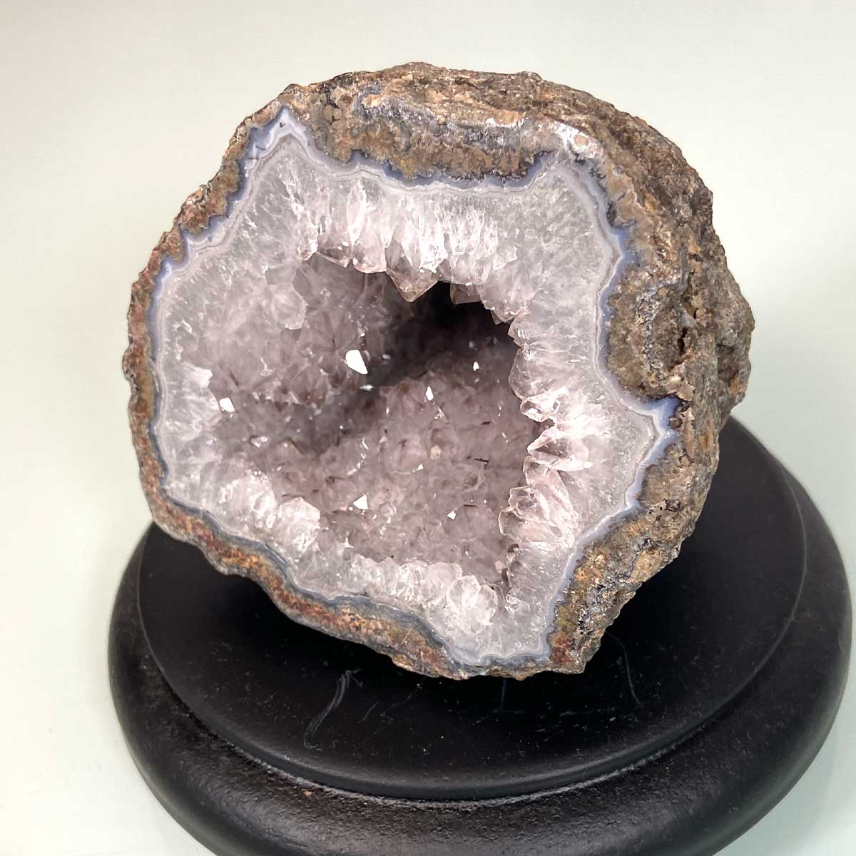 水晶ジオード 晶洞 台座付き｜淡色アメジスト含有 瑪瑙縁 天然原石