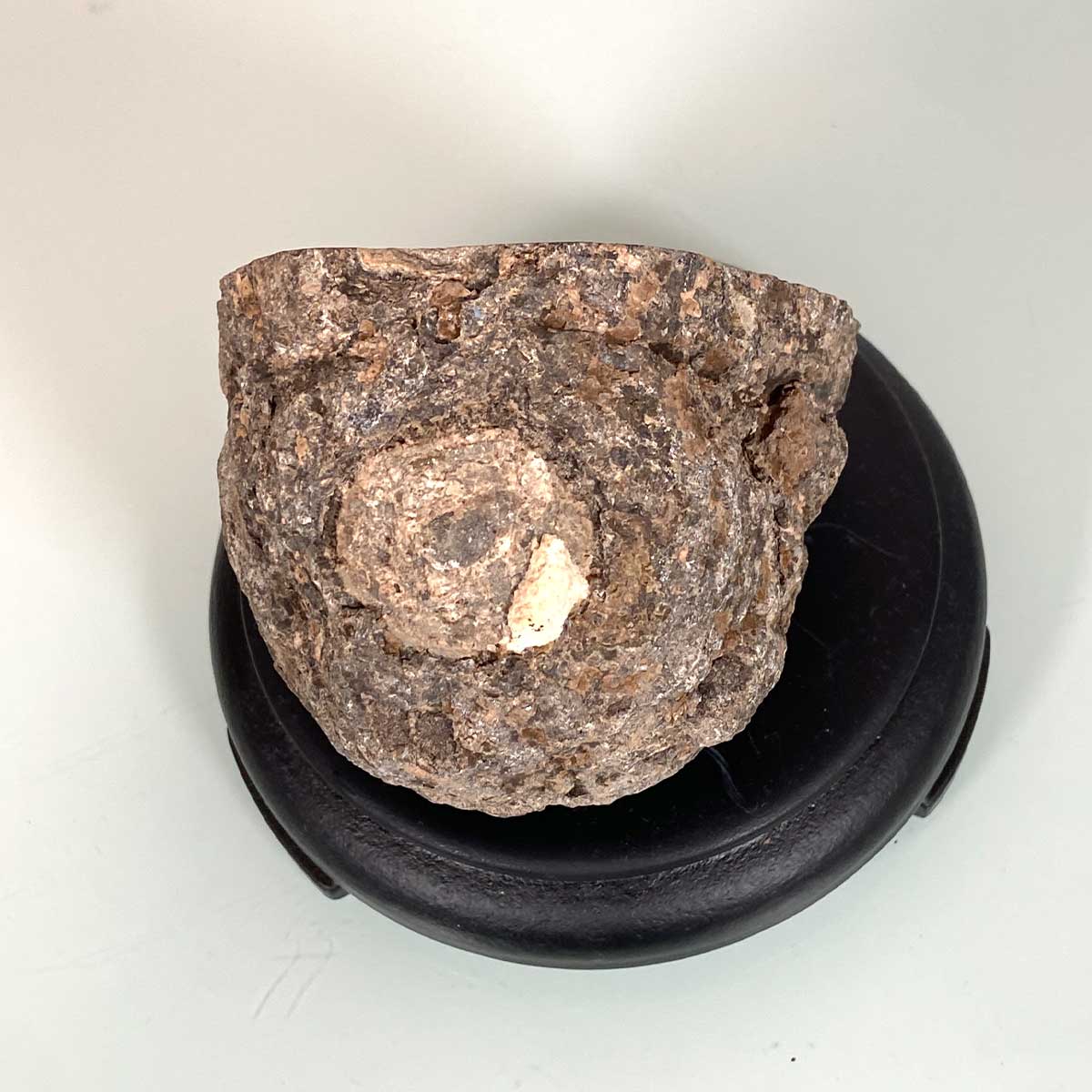 水晶ジオード 晶洞 台座付き｜淡色アメジスト含有 瑪瑙縁 天然原石
