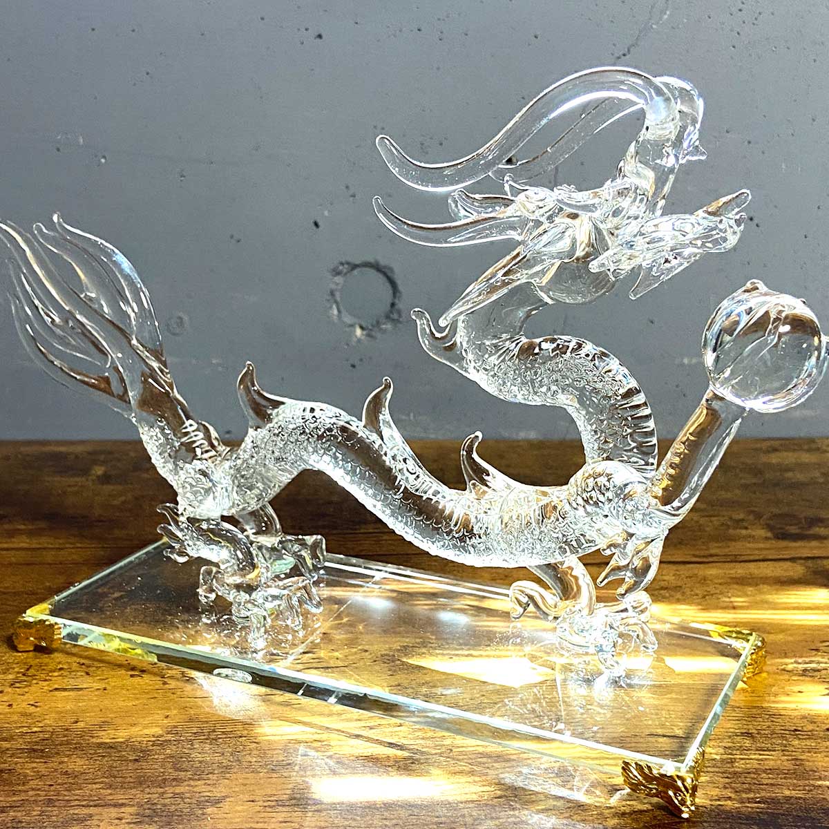 水晶 龍の置物 木製台座付き 風水 開運 インテリア オブジェ 透明な輝きの水龍が金運・恋愛運・幸運を呼び込む開運風水インテリア
