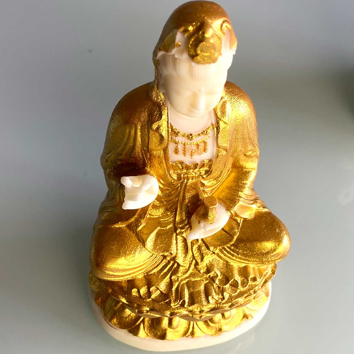 浄瓶観音 仏像｜清浄と慈悲の象徴・蓮台座付き象牙風＆金彩