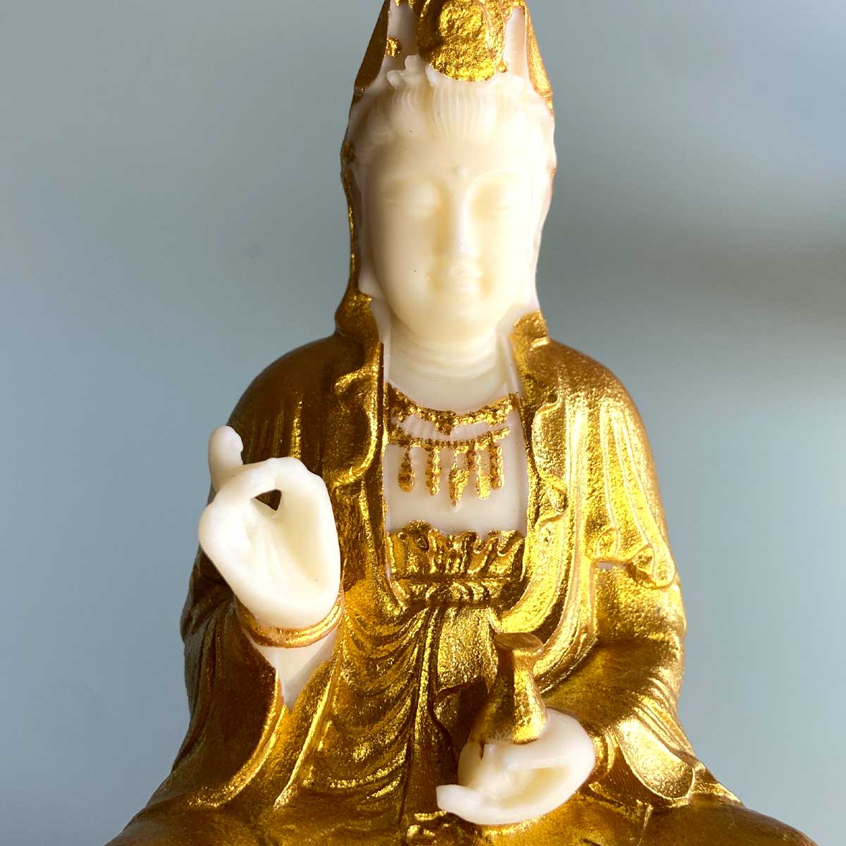 黄楊木彫 背屏蓮華 淨瓶観音仏像 置物 工芸品 浄瓶観音 仏像｜清浄と慈悲の象徴・蓮台座付き象牙風＆金彩