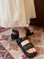 SALE yuko imanishi+/ユウコイマニシプラス　厚底フラットソールベルクロサンダル”RIRA”　・　722047　